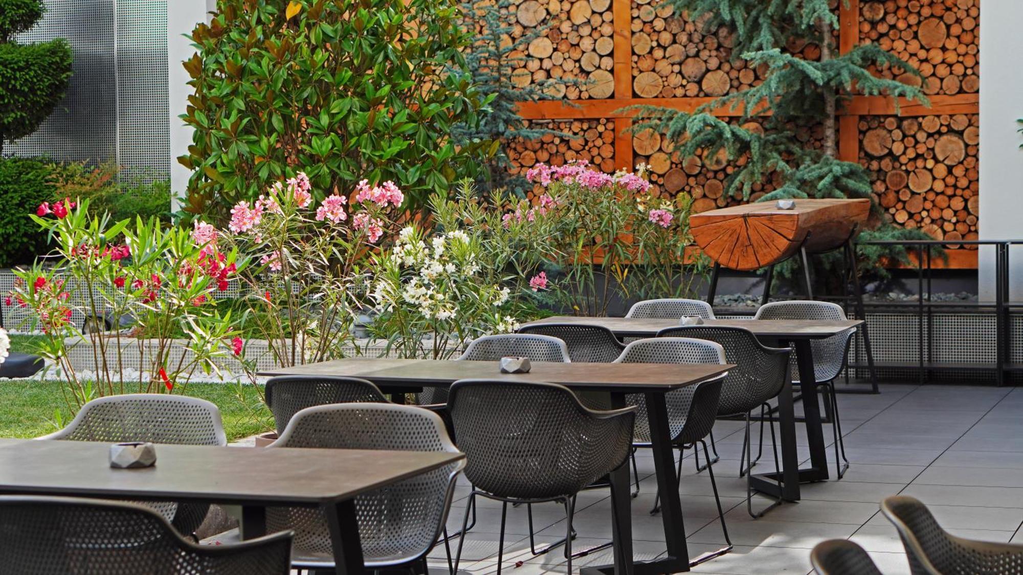 Aniroc Signature Hotel Arad Exterior foto The outdoor terrace